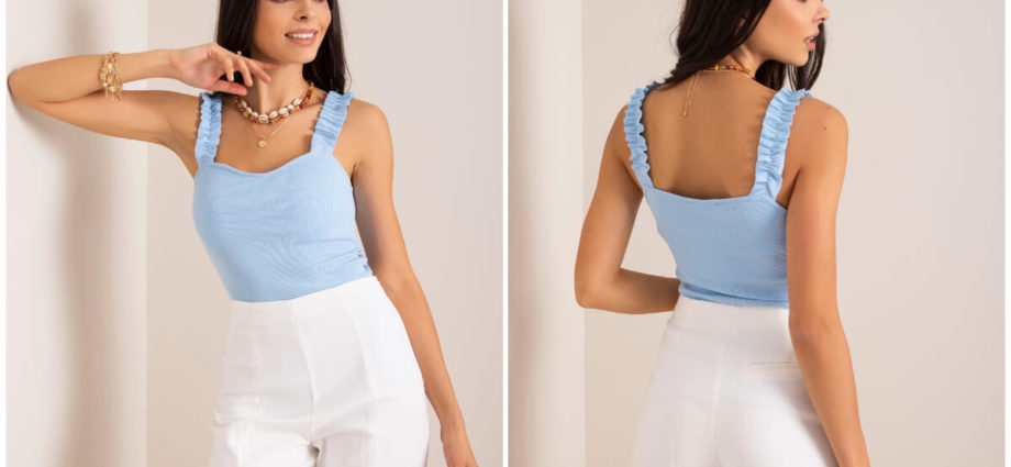 Pastelowe ubrania - jasnoniebieska bluzka na ramiączkach z falbanką