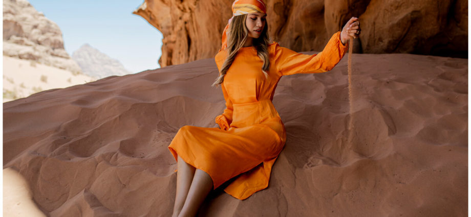 Satynowe sukienki - model midi w pomarańczowym odcieniu