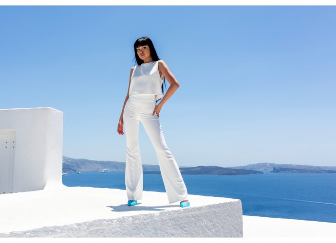 białe materiałowe eleganckie spodnie damskie hurtownia z rozszerzanymi nogawkami