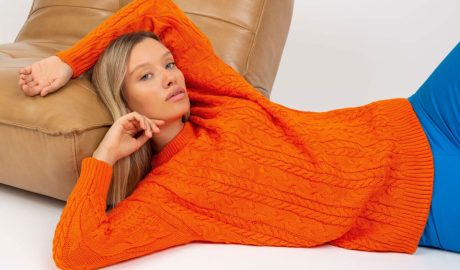 Najmodniejsze swetry damskie w sezonie